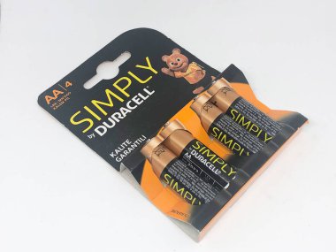 Farklı boyutta pil tipleri ve beyaz arkaplan