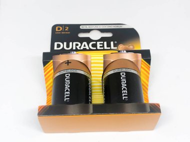 Farklı boyutta pil tipleri ve beyaz arkaplan