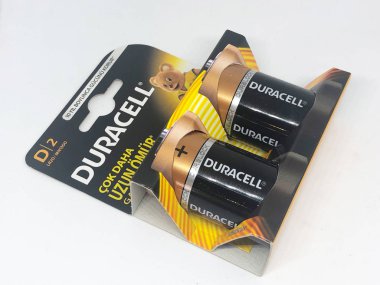 Farklı boyutta pil tipleri ve beyaz arkaplan