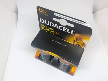 Farklı boyutta pil tipleri ve beyaz arkaplan