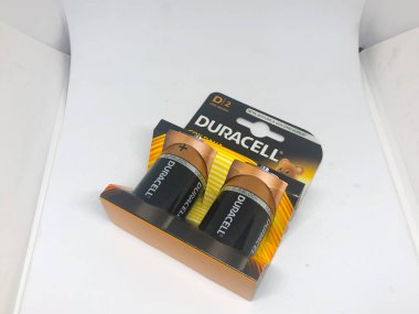 Farklı boyutta pil tipleri ve beyaz arkaplan