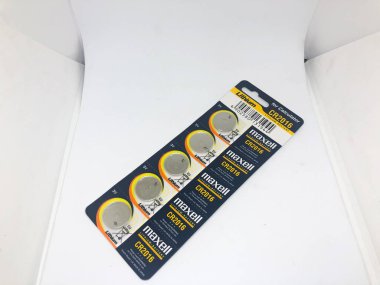 Farklı boyutta pil tipleri ve beyaz arkaplan