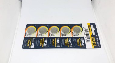 Farklı boyutta pil tipleri ve beyaz arkaplan