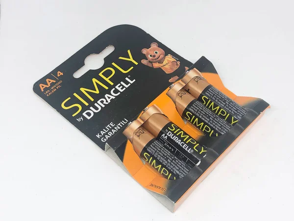 Farklı boyutta pil tipleri ve beyaz arkaplan