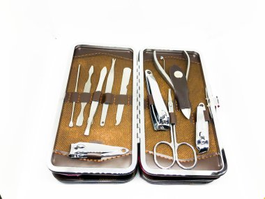 Çivi manikür seti ve makas beyaz arkaplan karşı