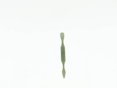 Çivi manikür seti ve makas beyaz arkaplan karşı