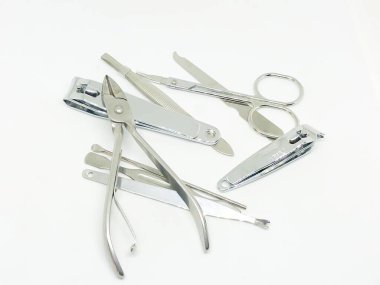 Çivi manikür seti ve makas beyaz arkaplan karşı