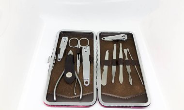 Çivi manikür seti ve makas beyaz arkaplan karşı