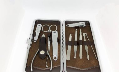 Çivi manikür seti ve makas beyaz arkaplan karşı