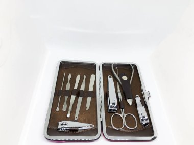 Çivi manikür seti ve makas beyaz arkaplan karşı