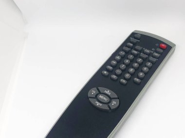 Çeşitli televizyon uzaktan kumandası, beyaz arkaplan