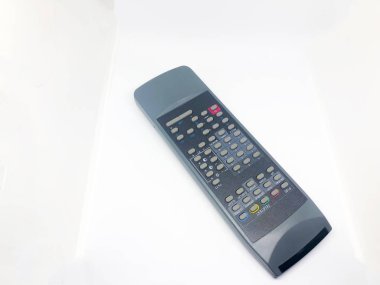 Çeşitli televizyon uzaktan kumandası, beyaz arkaplan