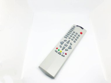 Çeşitli televizyon uzaktan kumandası, beyaz arkaplan
