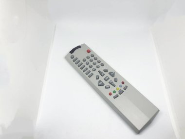 Çeşitli televizyon uzaktan kumandası, beyaz arkaplan