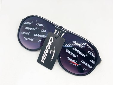 Güneş gözlüğü çeşitleri, beyaz arkaplan