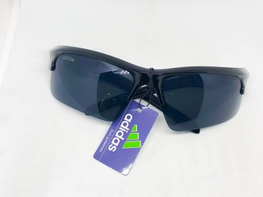 Güneş gözlüğü çeşitleri, beyaz arkaplan