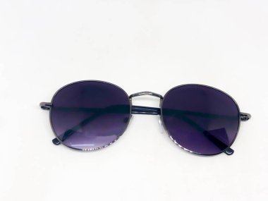 Güneş gözlüğü çeşitleri, beyaz arkaplan