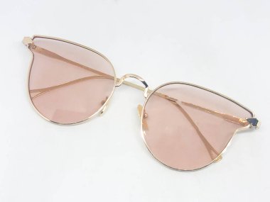 Güneş gözlüğü çeşitleri, beyaz arkaplan