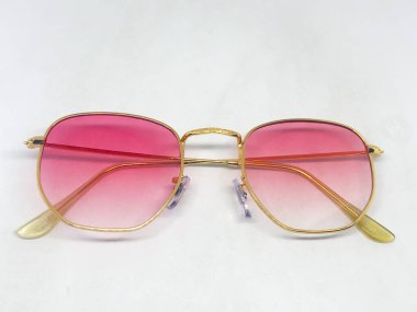 Güneş gözlüğü çeşitleri, beyaz arkaplan