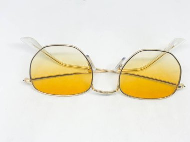 Güneş gözlüğü çeşitleri, beyaz arkaplan