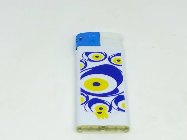 Farklı renkli ışıklandırmalar, beyaz arkaplan.