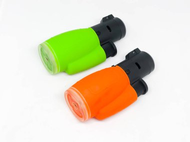 Farklı renkli ışıklandırmalar, beyaz arkaplan.