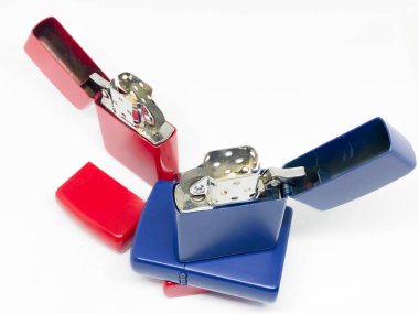 Çeşitli çakmaklar ve kutular, beyaz arkaplan.