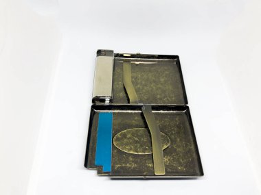 Çeşitli çakmaklar ve kutular, beyaz arkaplan.