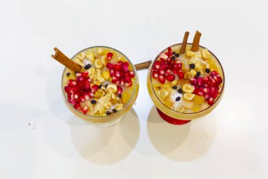 Geleneksel Tatlı Asure, Ashura, tahta tabakta Nuh 'un Pudingi. Yukarıdan yarı görünüm ve İtalyanca yazı tipi: Ashura Günü, Türkçe.