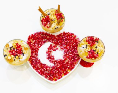 Geleneksel Tatlı Asure, Ashura, tahta tabakta Nuh 'un Pudingi. Yukarıdan yarı görünüm ve İtalyanca yazı tipi: Ashura Günü, Türkçe.