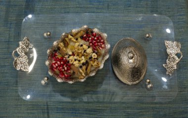 Geleneksel Tatlı Asure, Ashura, tahta tabakta Nuh 'un Pudingi. Yukarıdan yarı görünüm ve İtalyanca yazı tipi: Ashura Günü, Türkçe.