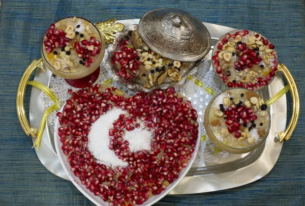 Traditionelles Dessert Asure Ashura Noah Pudding Schalen Auf Dem Hölzernen — Stockfoto