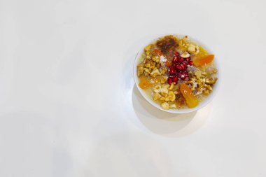 Geleneksel Tatlı Asure, Ashura, tahta tabakta Nuh 'un Pudingi. Yukarıdan yarı görünüm ve İtalyanca yazı tipi: Ashura Günü, Türkçe.