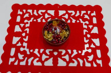 Geleneksel Tatlı Asure, Ashura, tahta tabakta Nuh 'un Pudingi. Yukarıdan yarı görünüm ve İtalyanca yazı tipi: Ashura Günü, Türkçe.