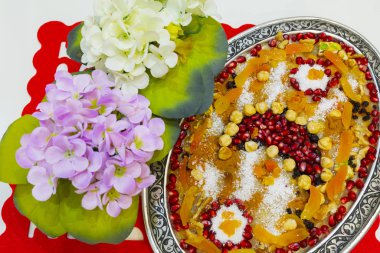 Geleneksel Tatlı Asure, Ashura, tahta tabakta Nuh 'un Pudingi. Yukarıdan yarı görünüm ve İtalyanca yazı tipi: Ashura Günü, Türkçe.
