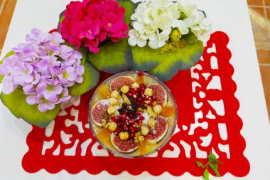 Geleneksel Tatlı Asure, Ashura, tahta tabakta Nuh 'un Pudingi. Yukarıdan yarı görünüm ve İtalyanca yazı tipi: Ashura Günü, Türkçe.