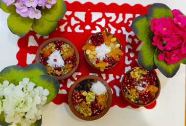 Geleneksel Tatlı Asure, Ashura, tahta tabakta Nuh 'un Pudingi. Yukarıdan yarı görünüm ve İtalyanca yazı tipi: Ashura Günü, Türkçe.