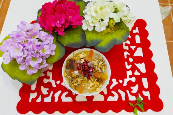 Традиционный Десерт Asure Ашура Ноев Пудинг Мисках Деревянной Круглой Платформе — стоковое фото