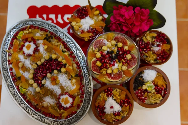 Традиционный Десерт Asure Ашура Ноев Пудинг Мисках Деревянной Круглой Платформе — стоковое фото