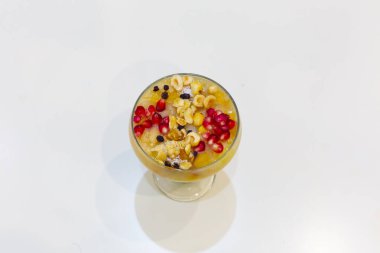 Geleneksel Tatlı Asure, Ashura, tahta tabakta Nuh 'un Pudingi. Yukarıdan yarı görünüm ve İtalyanca yazı tipi: Ashura Günü, Türkçe.