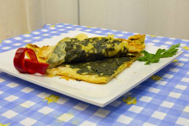 Ispanaklı turta ve yiyecek.