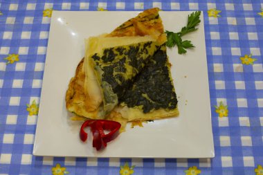 Ispanaklı turta ve yiyecek.