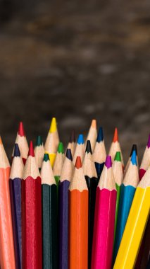Coloue pencill siyah arka plan üzerine