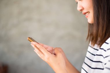 Telefon kullanan Asya kız portresi