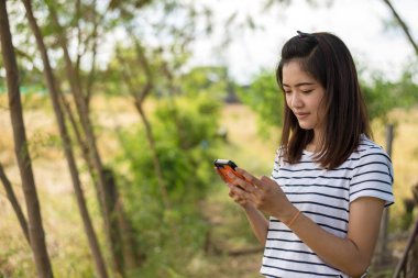 Telefon kullanan güzel kız portresi