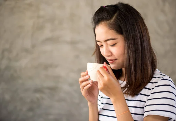Asyalı Kız Sıcak Kahve Içme Portresi — Stok fotoğraf