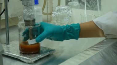 Bilim adamı test toprak ve sebze kirletici laboratuarında 