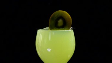 Kivi meyve sıçramasına ağır çekim