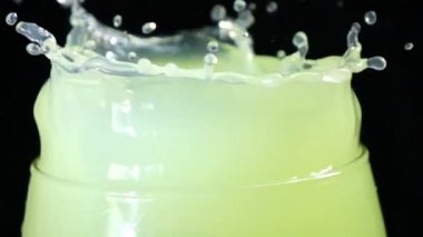 Limon sıçramasına ağır çekim