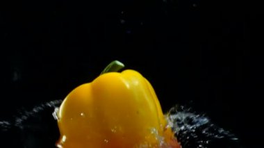 Dolmalık biber sıçramasına ağır çekim